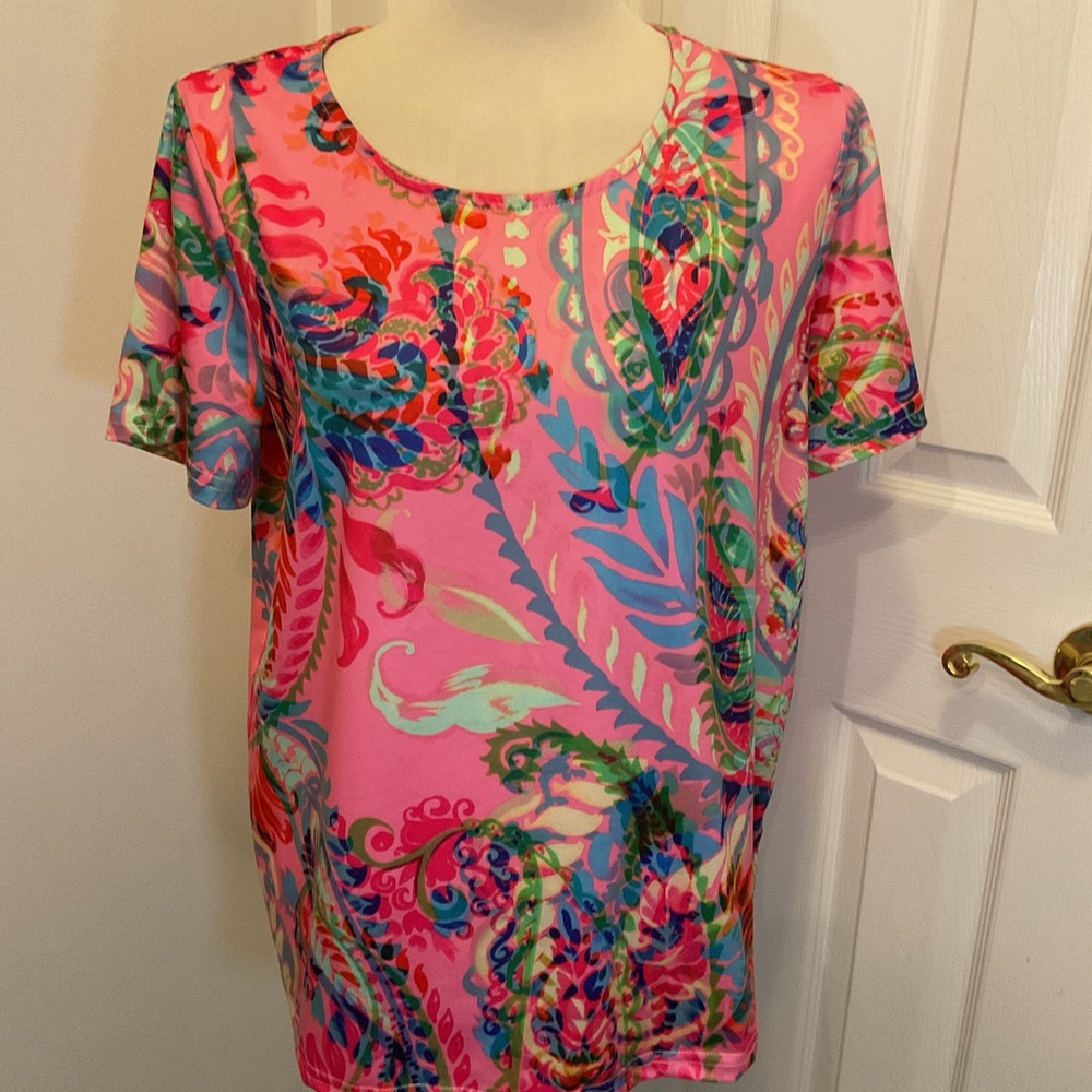 Be in style in this Pink print top size large